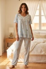 ⁦Floral Comfort Three-Piece Pajama Set for Women⁩ - الصورة ⁦2⁩