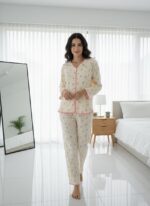 ⁦Women’s Soft Floral Button-Down Pajama Set – Long Sleeve & Full-Length Pants⁩ - الصورة ⁦2⁩