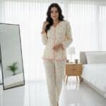 طقم بيجامة نسائي ناعم بأزرار بأكمام طويلة وبنطال بطول كامل