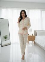 طقم بيجامة نسائي ناعم بأزرار بأكمام طويلة وبنطال بطول كامل